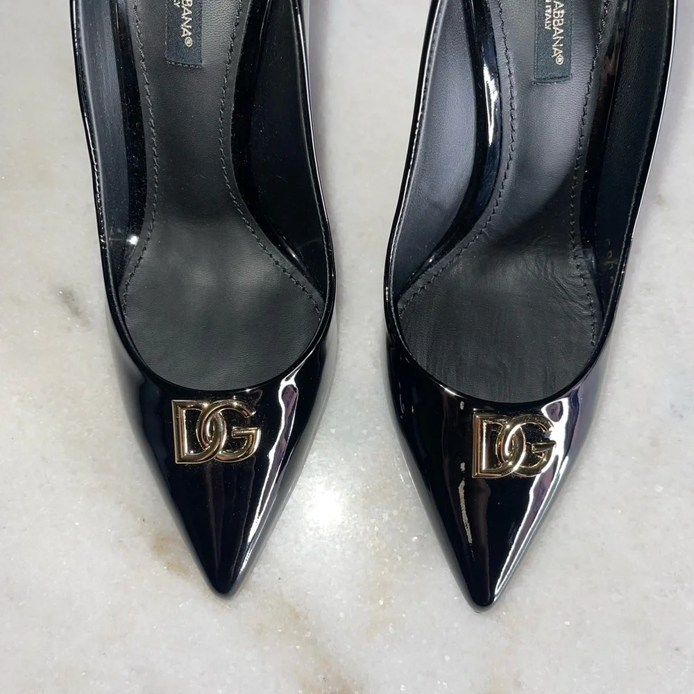 Dolce & Gabbana DG Plaque Pointed Toe Pump in Black Patent Leather New - Picture 9 of 11